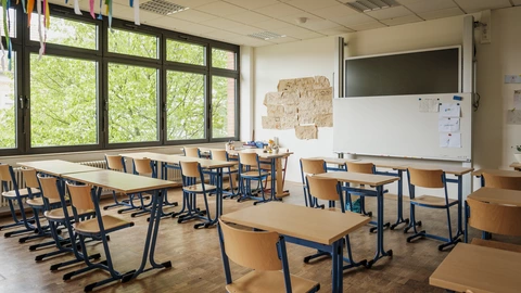 Ein leerer Klassenraum