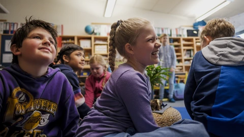 Eine Gruppe von lachenden und lächelnden Kindern.